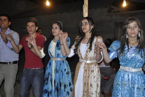 30-31.07.2010 tarihlerinde Yüksekva'da dünya evine giren bazı çiftlerimizi sizler için sayfamıza taşıdık