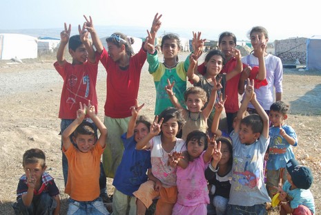 Kürt oldukları için hastanede tedavi edilmiyorlar, arabaya alınmıyorlar, şehir merkezine yürüyerek gidiyorlar. Kalacak yerleri yok, naylon çadırlarda yaşıyorlar,