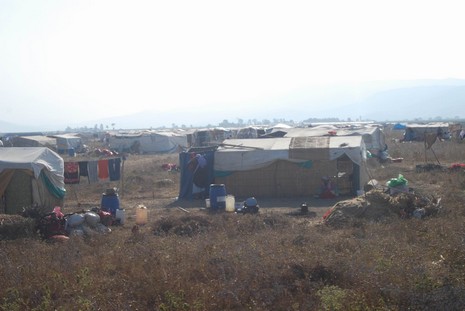 Kürt oldukları için hastanede tedavi edilmiyorlar, arabaya alınmıyorlar, şehir merkezine yürüyerek gidiyorlar. Kalacak yerleri yok, naylon çadırlarda yaşıyorlar,