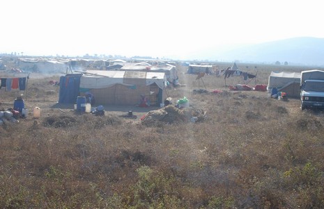 Kürt oldukları için hastanede tedavi edilmiyorlar, arabaya alınmıyorlar, şehir merkezine yürüyerek gidiyorlar. Kalacak yerleri yok, naylon çadırlarda yaşıyorlar,