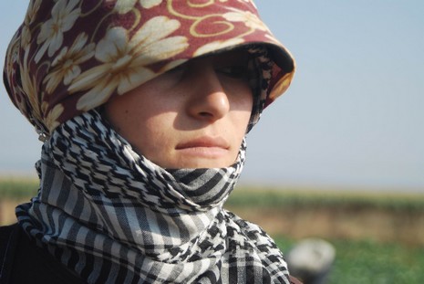 Kürt oldukları için hastanede tedavi edilmiyorlar, arabaya alınmıyorlar, şehir merkezine yürüyerek gidiyorlar. Kalacak yerleri yok, naylon çadırlarda yaşıyorlar,