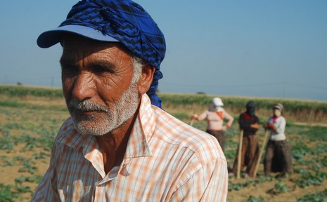 Kürt oldukları için hastanede tedavi edilmiyorlar, arabaya alınmıyorlar, şehir merkezine yürüyerek gidiyorlar. Kalacak yerleri yok, naylon çadırlarda yaşıyorlar,