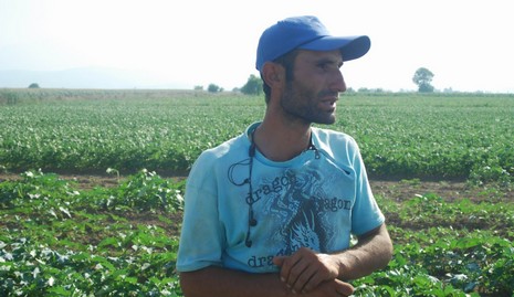 Kürt oldukları için hastanede tedavi edilmiyorlar, arabaya alınmıyorlar, şehir merkezine yürüyerek gidiyorlar. Kalacak yerleri yok, naylon çadırlarda yaşıyorlar,