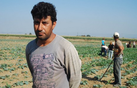 Kürt oldukları için hastanede tedavi edilmiyorlar, arabaya alınmıyorlar, şehir merkezine yürüyerek gidiyorlar. Kalacak yerleri yok, naylon çadırlarda yaşıyorlar,