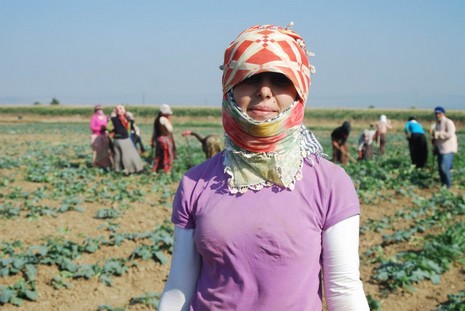 Kürt oldukları için hastanede tedavi edilmiyorlar, arabaya alınmıyorlar, şehir merkezine yürüyerek gidiyorlar. Kalacak yerleri yok, naylon çadırlarda yaşıyorlar,