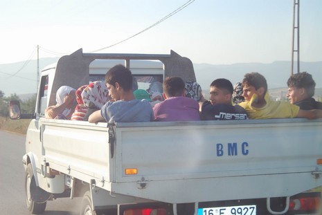 Kürt oldukları için hastanede tedavi edilmiyorlar, arabaya alınmıyorlar, şehir merkezine yürüyerek gidiyorlar. Kalacak yerleri yok, naylon çadırlarda yaşıyorlar,