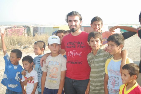 Kürt oldukları için hastanede tedavi edilmiyorlar, arabaya alınmıyorlar, şehir merkezine yürüyerek gidiyorlar. Kalacak yerleri yok, naylon çadırlarda yaşıyorlar,