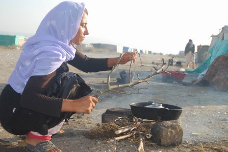 Kürt oldukları için hastanede tedavi edilmiyorlar, arabaya alınmıyorlar, şehir merkezine yürüyerek gidiyorlar. Kalacak yerleri yok, naylon çadırlarda yaşıyorlar,