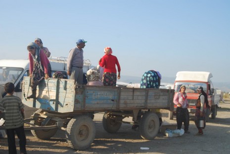 Kürt oldukları için hastanede tedavi edilmiyorlar, arabaya alınmıyorlar, şehir merkezine yürüyerek gidiyorlar. Kalacak yerleri yok, naylon çadırlarda yaşıyorlar,