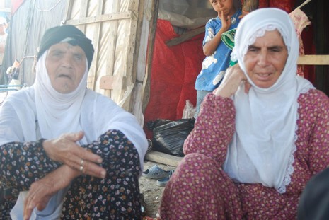 Kürt oldukları için hastanede tedavi edilmiyorlar, arabaya alınmıyorlar, şehir merkezine yürüyerek gidiyorlar. Kalacak yerleri yok, naylon çadırlarda yaşıyorlar,
