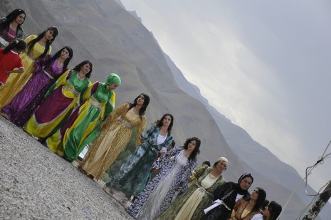 Yüksekova'da 7-8 Ağustos 2010 tarihlerinde dünya evine giren çiftlerimizi sizler için sayfamıza taşıdık. Yüksekova Güncel Ailesi olarak tüm çiftlerimize mutluluklar dileriz