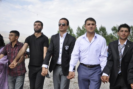 Yüksekova'da 7-8 Ağustos 2010 tarihlerinde dünya evine giren çiftlerimizi sizler için sayfamıza taşıdık. Yüksekova Güncel Ailesi olarak tüm çiftlerimize mutluluklar dileriz