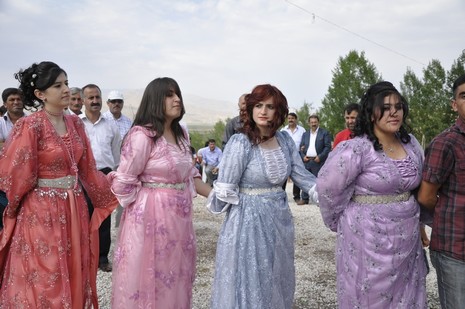 Yüksekova'da 7-8 Ağustos 2010 tarihlerinde dünya evine giren çiftlerimizi sizler için sayfamıza taşıdık. Yüksekova Güncel Ailesi olarak tüm çiftlerimize mutluluklar dileriz