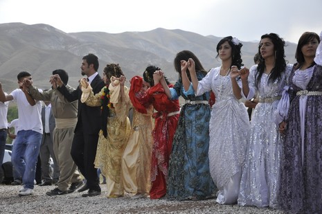 Yüksekova'da 7-8 Ağustos 2010 tarihlerinde dünya evine giren çiftlerimizi sizler için sayfamıza taşıdık. Yüksekova Güncel Ailesi olarak tüm çiftlerimize mutluluklar dileriz