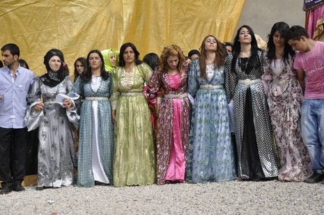 Yüksekova'da 7-8 Ağustos 2010 tarihlerinde dünya evine giren çiftlerimizi sizler için sayfamıza taşıdık. Yüksekova Güncel Ailesi olarak tüm çiftlerimize mutluluklar dileriz