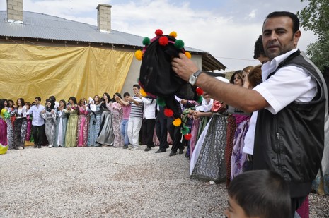 Yüksekova'da 7-8 Ağustos 2010 tarihlerinde dünya evine giren çiftlerimizi sizler için sayfamıza taşıdık. Yüksekova Güncel Ailesi olarak tüm çiftlerimize mutluluklar dileriz