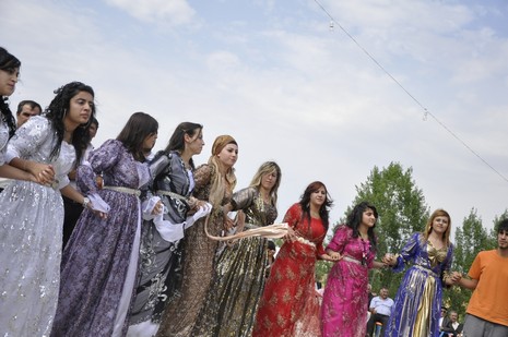 Yüksekova'da 7-8 Ağustos 2010 tarihlerinde dünya evine giren çiftlerimizi sizler için sayfamıza taşıdık. Yüksekova Güncel Ailesi olarak tüm çiftlerimize mutluluklar dileriz