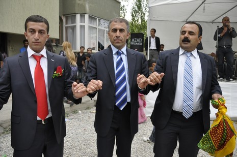 Yüksekova'da 7-8 Ağustos 2010 tarihlerinde dünya evine giren çiftlerimizi sizler için sayfamıza taşıdık. Yüksekova Güncel Ailesi olarak tüm çiftlerimize mutluluklar dileriz