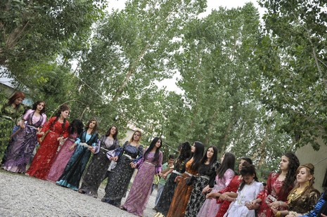 Yüksekova'da 7-8 Ağustos 2010 tarihlerinde dünya evine giren çiftlerimizi sizler için sayfamıza taşıdık. Yüksekova Güncel Ailesi olarak tüm çiftlerimize mutluluklar dileriz