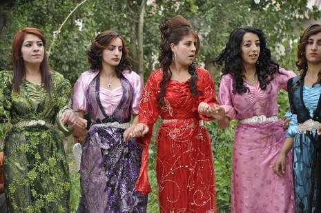 Yüksekova'da 7-8 Ağustos 2010 tarihlerinde dünya evine giren çiftlerimizi sizler için sayfamıza taşıdık. Yüksekova Güncel Ailesi olarak tüm çiftlerimize mutluluklar dileriz