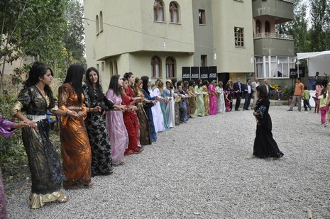 Yüksekova'da 7-8 Ağustos 2010 tarihlerinde dünya evine giren çiftlerimizi sizler için sayfamıza taşıdık. Yüksekova Güncel Ailesi olarak tüm çiftlerimize mutluluklar dileriz