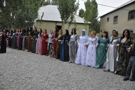 Yüksekova'da 7-8 Ağustos 2010 tarihlerinde dünya evine giren çiftlerimizi sizler için sayfamıza taşıdık. Yüksekova Güncel Ailesi olarak tüm çiftlerimize mutluluklar dileriz