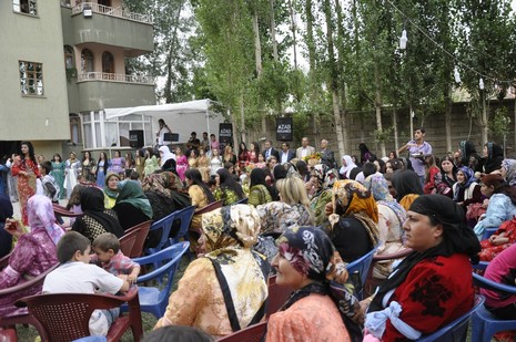 Yüksekova'da 7-8 Ağustos 2010 tarihlerinde dünya evine giren çiftlerimizi sizler için sayfamıza taşıdık. Yüksekova Güncel Ailesi olarak tüm çiftlerimize mutluluklar dileriz