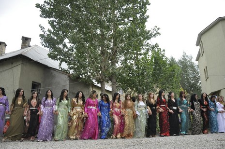 Yüksekova'da 7-8 Ağustos 2010 tarihlerinde dünya evine giren çiftlerimizi sizler için sayfamıza taşıdık. Yüksekova Güncel Ailesi olarak tüm çiftlerimize mutluluklar dileriz