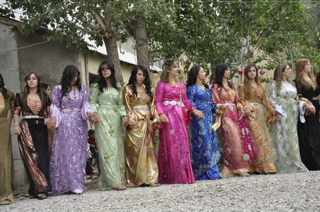 Yüksekova'da 7-8 Ağustos 2010 tarihlerinde dünya evine giren çiftlerimizi sizler için sayfamıza taşıdık. Yüksekova Güncel Ailesi olarak tüm çiftlerimize mutluluklar dileriz