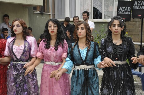 Yüksekova'da 7-8 Ağustos 2010 tarihlerinde dünya evine giren çiftlerimizi sizler için sayfamıza taşıdık. Yüksekova Güncel Ailesi olarak tüm çiftlerimize mutluluklar dileriz