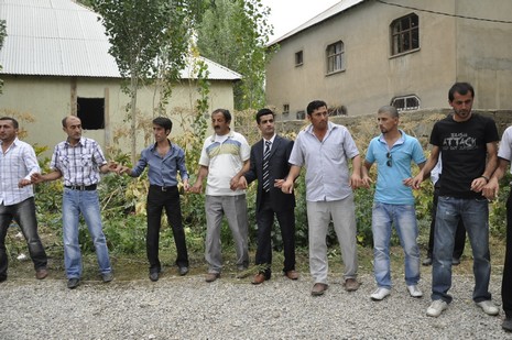 Yüksekova'da 7-8 Ağustos 2010 tarihlerinde dünya evine giren çiftlerimizi sizler için sayfamıza taşıdık. Yüksekova Güncel Ailesi olarak tüm çiftlerimize mutluluklar dileriz