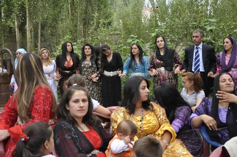 Yüksekova'da 7-8 Ağustos 2010 tarihlerinde dünya evine giren çiftlerimizi sizler için sayfamıza taşıdık. Yüksekova Güncel Ailesi olarak tüm çiftlerimize mutluluklar dileriz