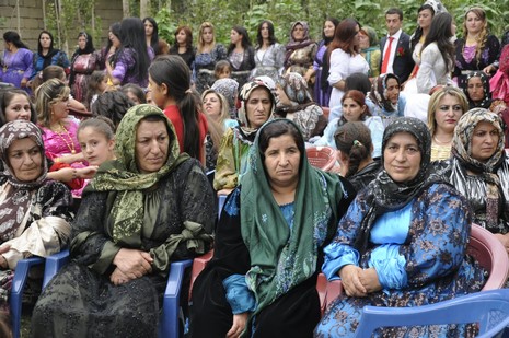 Yüksekova'da 7-8 Ağustos 2010 tarihlerinde dünya evine giren çiftlerimizi sizler için sayfamıza taşıdık. Yüksekova Güncel Ailesi olarak tüm çiftlerimize mutluluklar dileriz