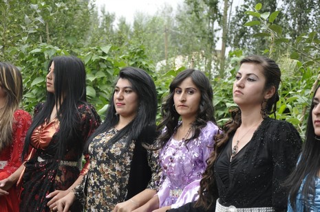 Yüksekova'da 7-8 Ağustos 2010 tarihlerinde dünya evine giren çiftlerimizi sizler için sayfamıza taşıdık. Yüksekova Güncel Ailesi olarak tüm çiftlerimize mutluluklar dileriz