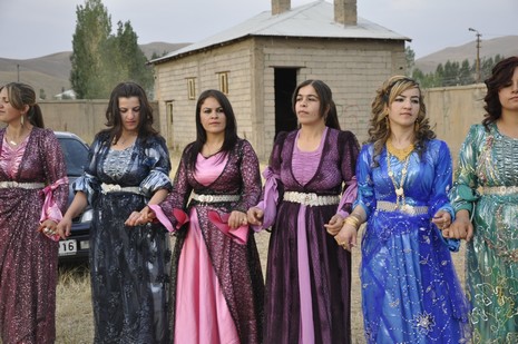 Yüksekova'da 7-8 Ağustos 2010 tarihlerinde dünya evine giren çiftlerimizi sizler için sayfamıza taşıdık. Yüksekova Güncel Ailesi olarak tüm çiftlerimize mutluluklar dileriz