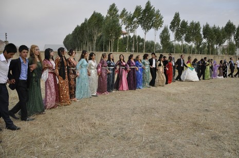 Yüksekova'da 7-8 Ağustos 2010 tarihlerinde dünya evine giren çiftlerimizi sizler için sayfamıza taşıdık. Yüksekova Güncel Ailesi olarak tüm çiftlerimize mutluluklar dileriz