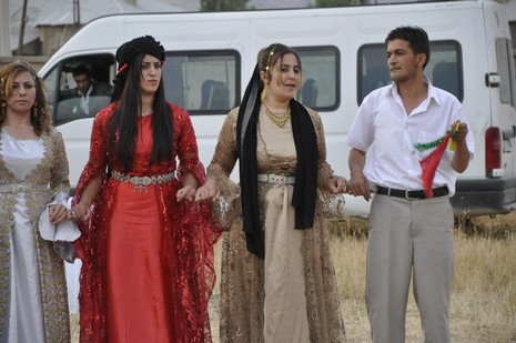 Yüksekova'da 7-8 Ağustos 2010 tarihlerinde dünya evine giren çiftlerimizi sizler için sayfamıza taşıdık. Yüksekova Güncel Ailesi olarak tüm çiftlerimize mutluluklar dileriz