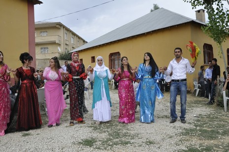 Yüksekova'da 7-8 Ağustos 2010 tarihlerinde dünya evine giren çiftlerimizi sizler için sayfamıza taşıdık. Yüksekova Güncel Ailesi olarak tüm çiftlerimize mutluluklar dileriz