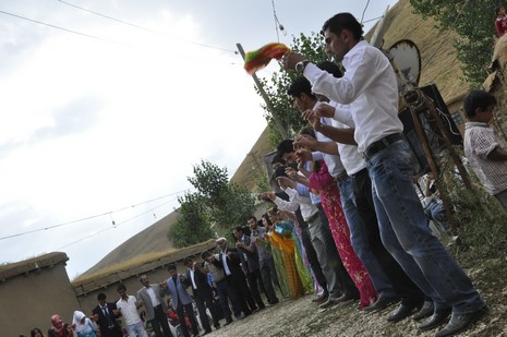 Yüksekova'da 7-8 Ağustos 2010 tarihlerinde dünya evine giren çiftlerimizi sizler için sayfamıza taşıdık. Yüksekova Güncel Ailesi olarak tüm çiftlerimize mutluluklar dileriz