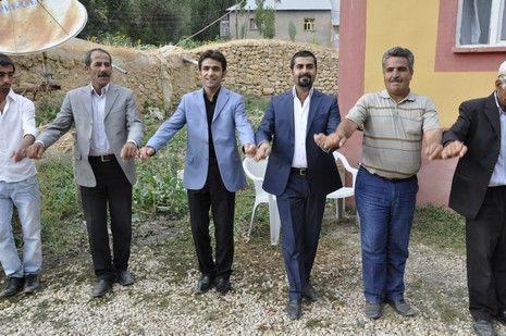 Yüksekova'da 7-8 Ağustos 2010 tarihlerinde dünya evine giren çiftlerimizi sizler için sayfamıza taşıdık. Yüksekova Güncel Ailesi olarak tüm çiftlerimize mutluluklar dileriz