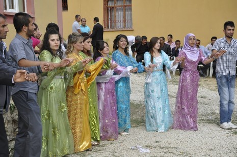 Yüksekova'da 7-8 Ağustos 2010 tarihlerinde dünya evine giren çiftlerimizi sizler için sayfamıza taşıdık. Yüksekova Güncel Ailesi olarak tüm çiftlerimize mutluluklar dileriz