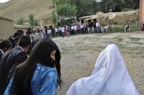 Yüksekova'da 7-8 Ağustos 2010 tarihlerinde dünya evine giren çiftlerimizi sizler için sayfamıza taşıdık. Yüksekova Güncel Ailesi olarak tüm çiftlerimize mutluluklar dileriz