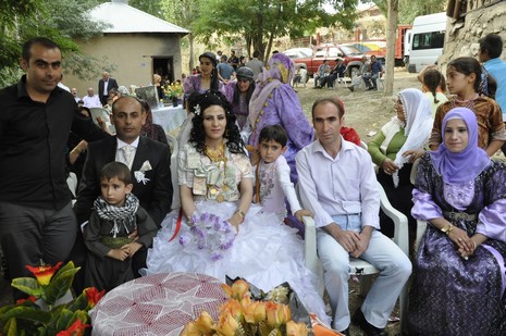 Yüksekova'da 7-8 Ağustos 2010 tarihlerinde dünya evine giren çiftlerimizi sizler için sayfamıza taşıdık. Yüksekova Güncel Ailesi olarak tüm çiftlerimize mutluluklar dileriz