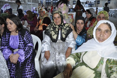 Yüksekova'da 7-8 Ağustos 2010 tarihlerinde dünya evine giren çiftlerimizi sizler için sayfamıza taşıdık. Yüksekova Güncel Ailesi olarak tüm çiftlerimize mutluluklar dileriz