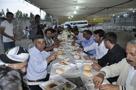 Yüksekova'da 7-8 Ağustos 2010 tarihlerinde dünya evine giren çiftlerimizi sizler için sayfamıza taşıdık. Yüksekova Güncel Ailesi olarak tüm çiftlerimize mutluluklar dileriz