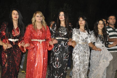 Yüksekova'da 7-8 Ağustos 2010 tarihlerinde dünya evine giren çiftlerimizi sizler için sayfamıza taşıdık. Yüksekova Güncel Ailesi olarak tüm çiftlerimize mutluluklar dileriz