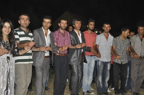 Yüksekova'da 7-8 Ağustos 2010 tarihlerinde dünya evine giren çiftlerimizi sizler için sayfamıza taşıdık. Yüksekova Güncel Ailesi olarak tüm çiftlerimize mutluluklar dileriz