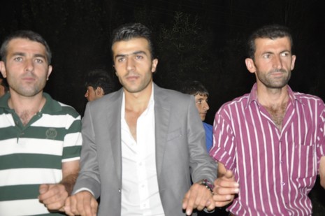 Yüksekova'da 7-8 Ağustos 2010 tarihlerinde dünya evine giren çiftlerimizi sizler için sayfamıza taşıdık. Yüksekova Güncel Ailesi olarak tüm çiftlerimize mutluluklar dileriz