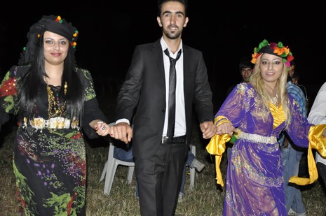 Yüksekova'da 7-8 Ağustos 2010 tarihlerinde dünya evine giren çiftlerimizi sizler için sayfamıza taşıdık. Yüksekova Güncel Ailesi olarak tüm çiftlerimize mutluluklar dileriz