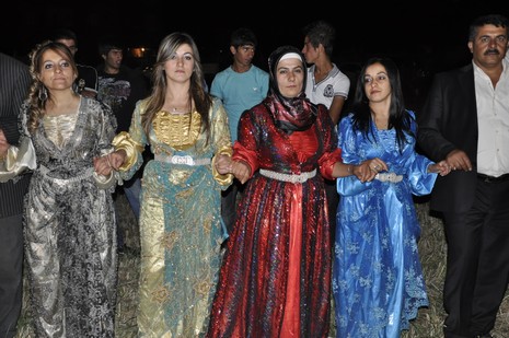 Yüksekova'da 7-8 Ağustos 2010 tarihlerinde dünya evine giren çiftlerimizi sizler için sayfamıza taşıdık. Yüksekova Güncel Ailesi olarak tüm çiftlerimize mutluluklar dileriz